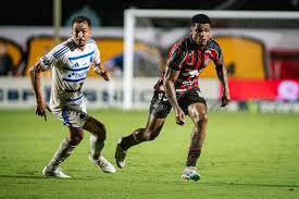 Esportes - Jogador do Vitória tem fratura confirmada após dura entrada de meia do Cruzeiro