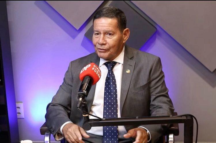 Só pediu para comparecer - Mourão rechaça ilegalidade em ligação de Bolsonaro