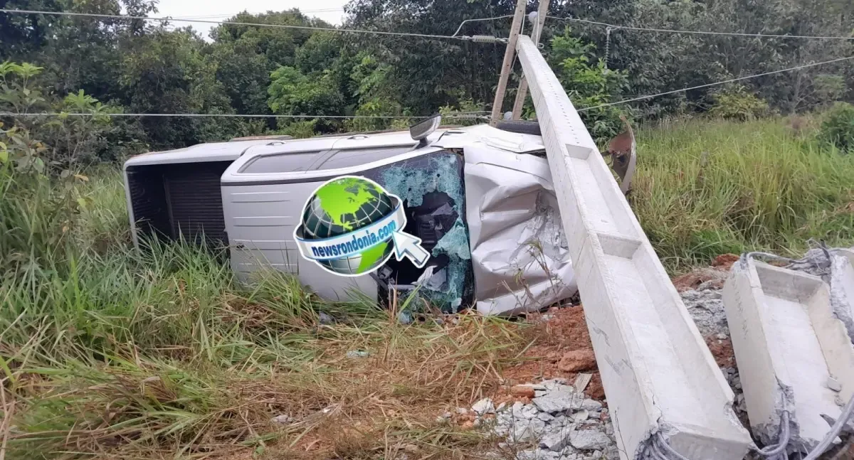 URGENTE: Carro derruba poste depois de capotar próximo de presídio em Porto Velho