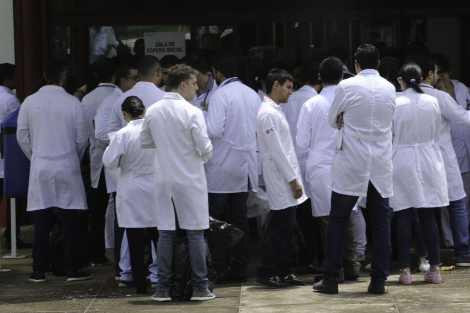 Déficit - Entidade critica redução de peritos médicos no governo Lula