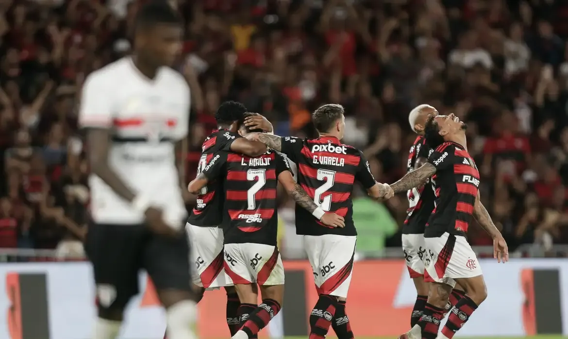 Esportes - Flamengo vence São Paulo por 2 a 0 no retorno do Brasileiro