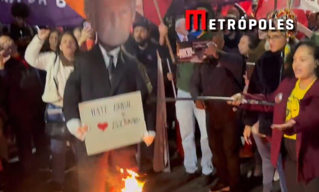 Política - Últimas notícias - Manifestantes de esquerda colocam fogo em boneco de Trump na Paulista
