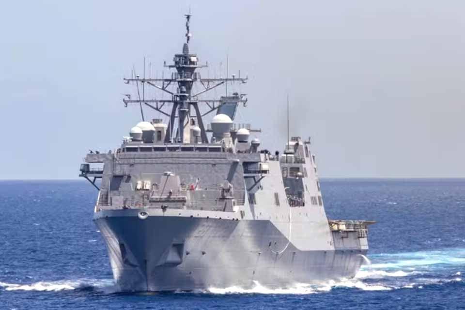 CARTÉIS DE DROGAS - Após destróieres, governo Trump envia esquadrão anfíbio com 3 navios de guerra para costa da Venezuela, diz agência
