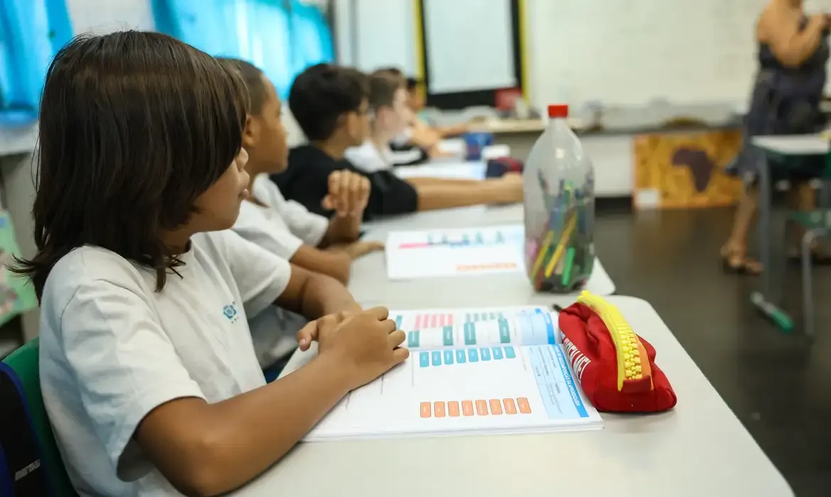 Educação País precisa dar prioridade política à alfabetização, diz especialista