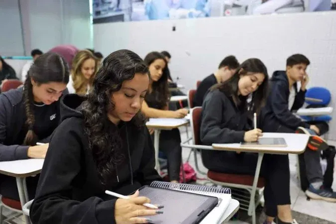 ENEM Mulheres são 60% dos 4,8 milhões de inscritos no Enem 2025
