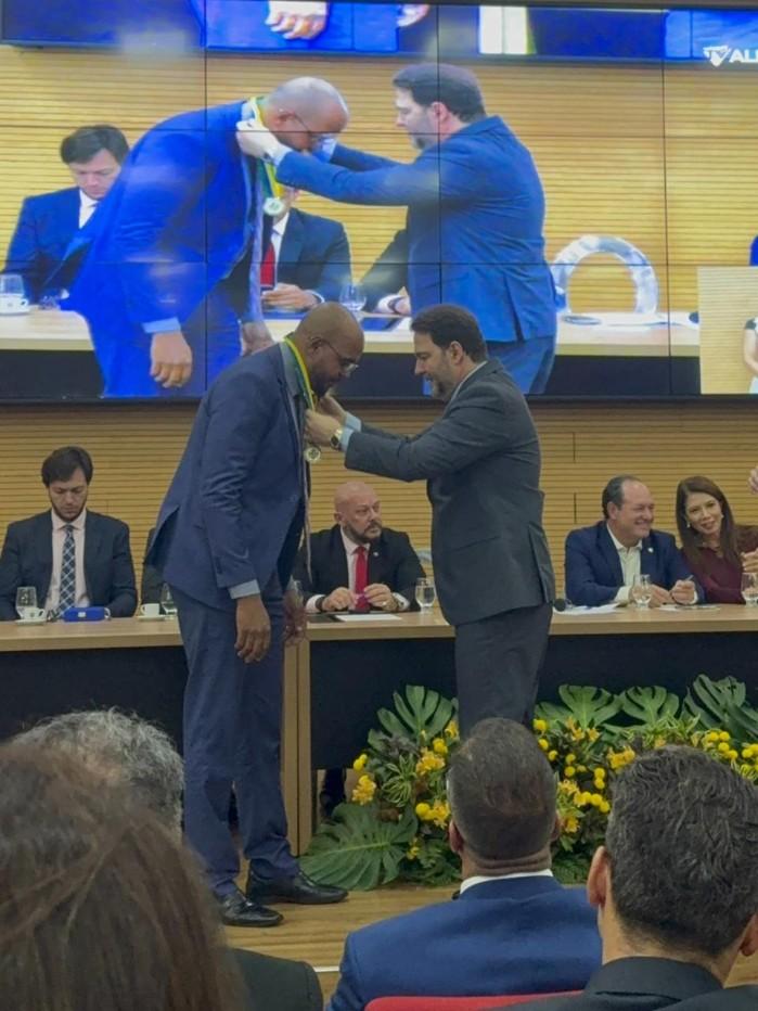 Geral - De engraxate a advogado condecorado
