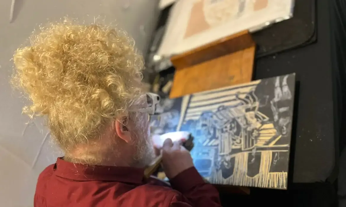 Saúde Artista com baixa visão fala da potência de pessoas com deficiência