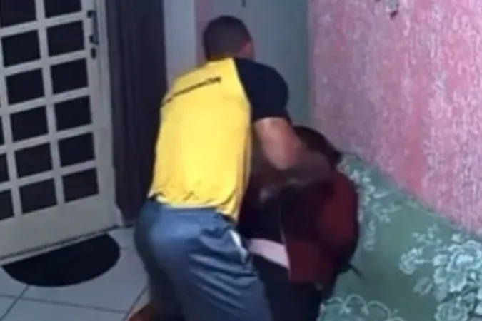 VÍDEO - VIOLÊNCIA CONTRA A MULHER - Fisiculturista espanca namorada com socos e estrangulamento
