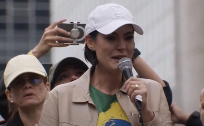Ato na Paulista - Michelle chora, denuncia abusos e afirma que Moraes proibiu orações em sua casa