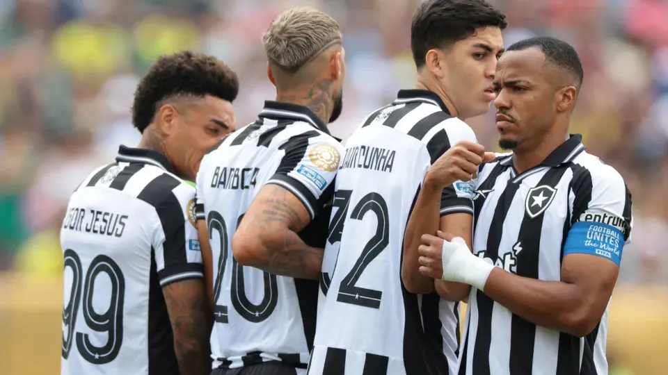 Botafogo supera metade do jogo com um a menos e vence Atlético-MG em casa