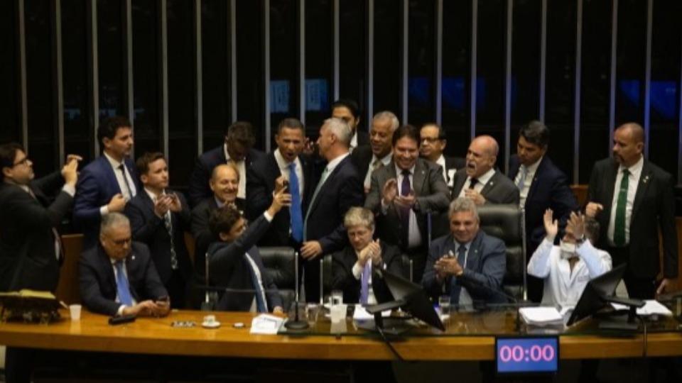 Brasil - Após ser alvo de críticas, Câmara deve avançar com isenção do IR