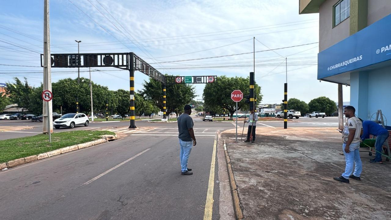 COMTRAN informa que semáforo no cruzamento da Avenida 25 de Agosto com Corumbiara está desligado temporariamente