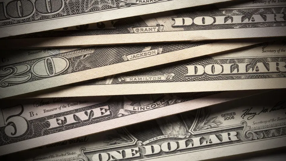 Dólar à vista abre em alta e segue ritmo em linha com exterior