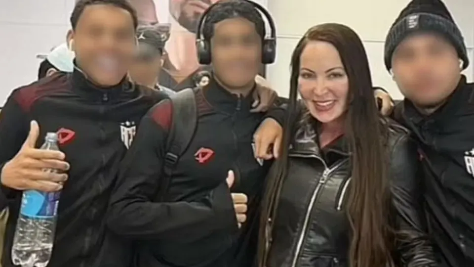 Jogadores do Atlético-GO são dispensados após foto com atriz pornô