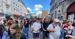 Mundo Protestos e bloqueios na França: “Macron, renuncie!”