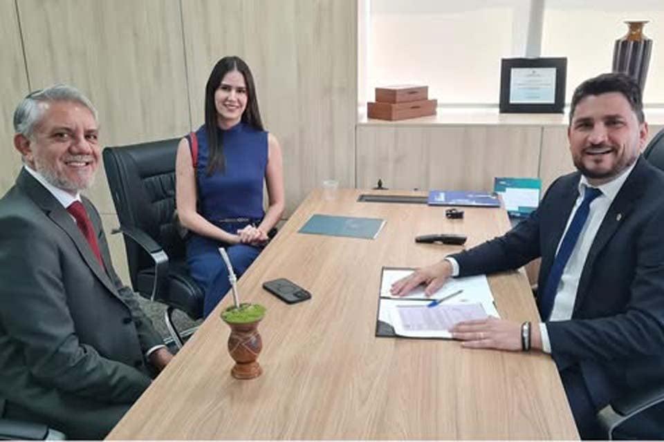 Parlamentar recebeu Dra. Patrícia Rigotti e o ex-deputado estadual Leudo Buriti para discutir estratégias em defesa da proposta