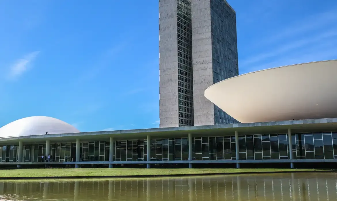 Política Projeto que susta regras de aborto legal em crianças avança na Câmara