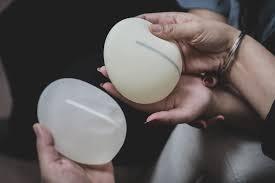 Saúde - Colocar prótese de silicone nos seios é seguro? Médicos explicam