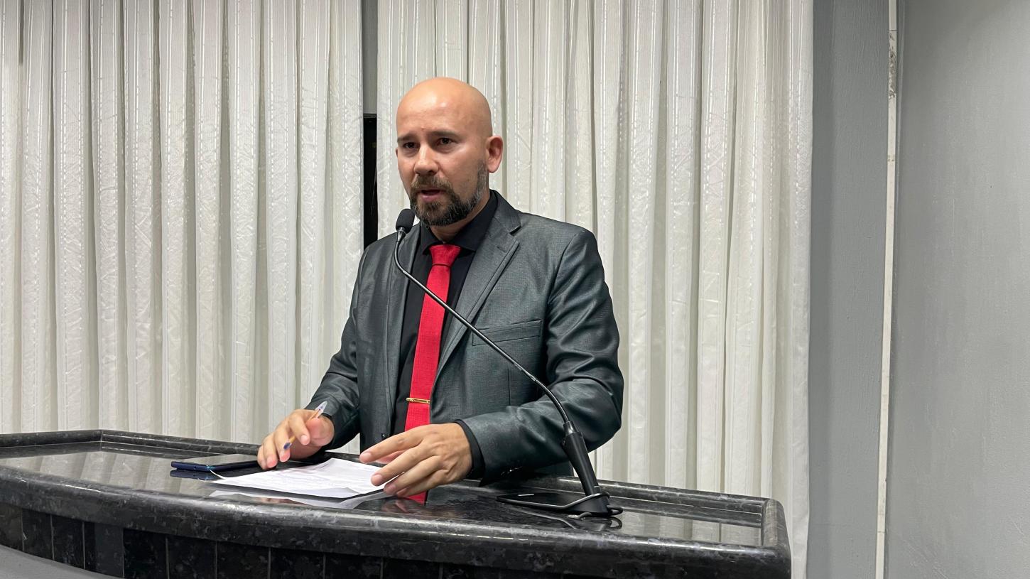 Vereador Edinho requer afixação de placa com o número do disque-denúncia contra a exploração sexual infanto-juvenil em escolas e nos ônibus  escolar 