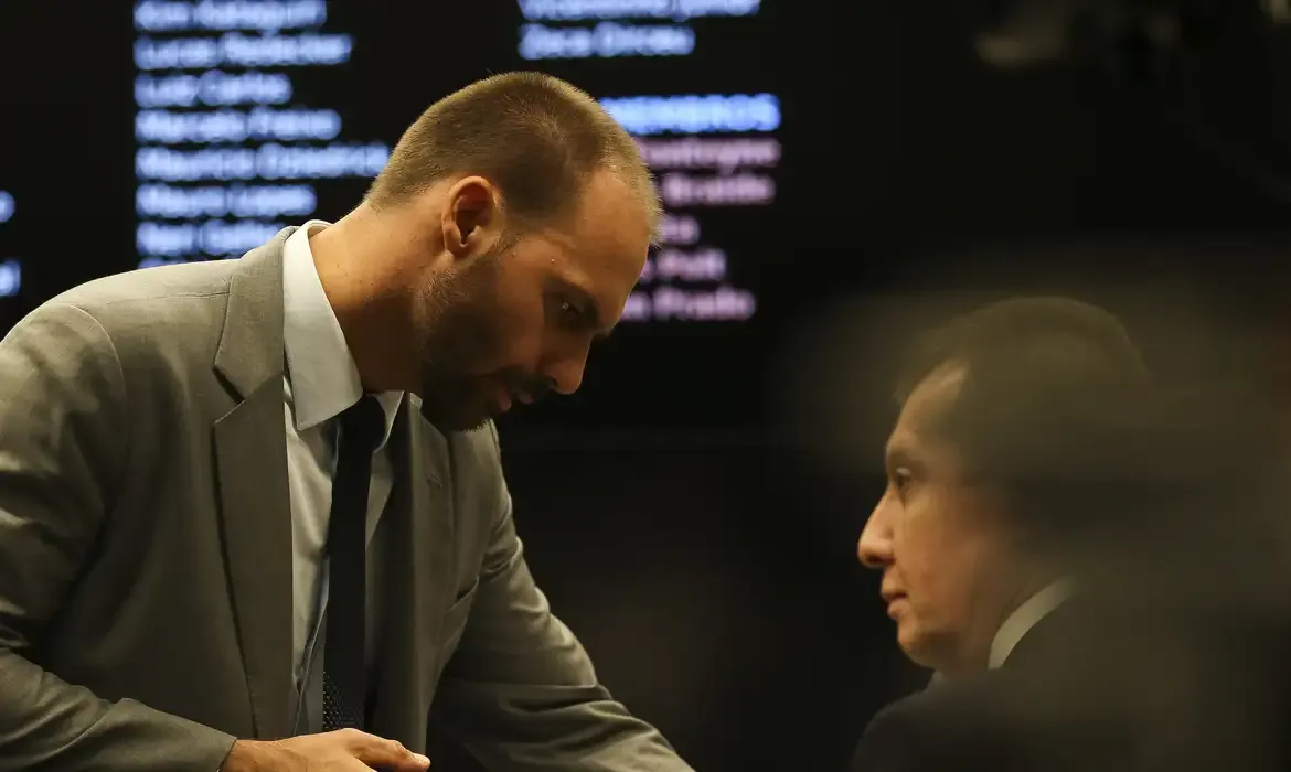 Justiça - Moraes manda DPU assumir a defesa de Eduardo Bolsonaro no STF
