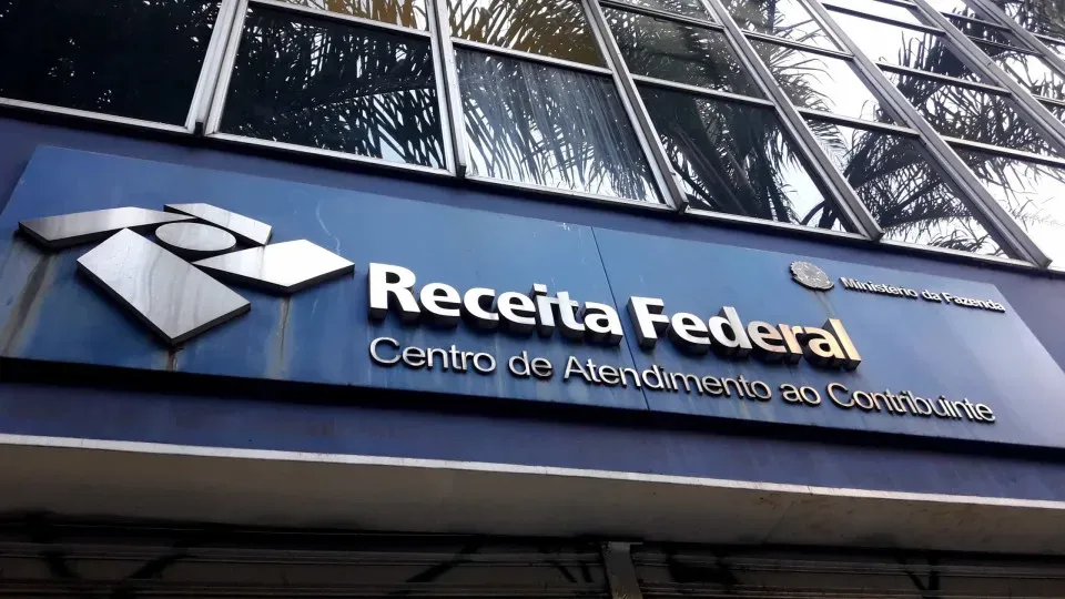 Leilão da Receita tem iPhones a R$ 300, MacBooks e carros por R$ 2.500