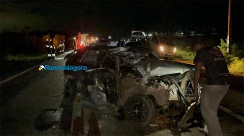 Polícia - Motorista fica gravemente ferido em colisão entre carro e ônibus parado na BR-319