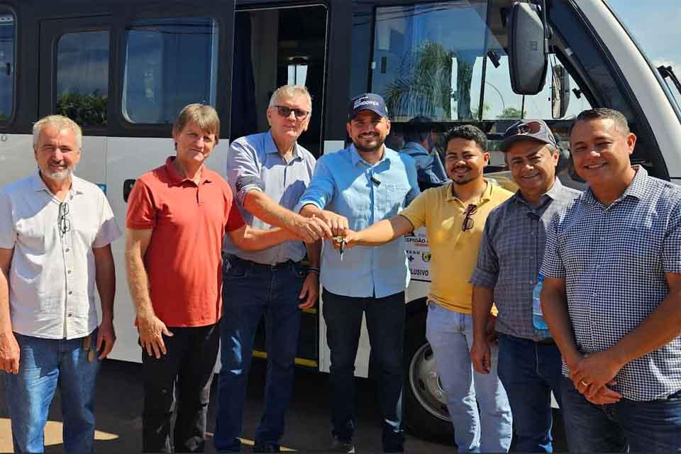 Deputado Jean Mendonça entrega ônibus para a Saúde em Espigão do Oeste