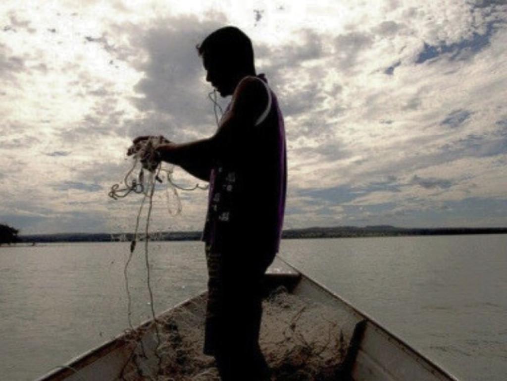 Suspensão Licenças - SUSPEITA DE FRAUDES: Ministério suspende 35 mil licenças de pescadores profissionais por fraude