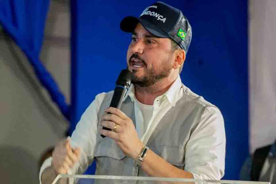 APOIO -  Deputado Jean Mendonça participa de entrega de implementos agrícolas em Corumbiara