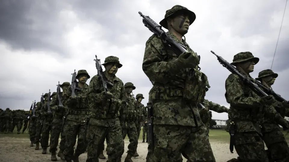 China cerca Taiwan em exercício militar que envolveu disparos de mísseis