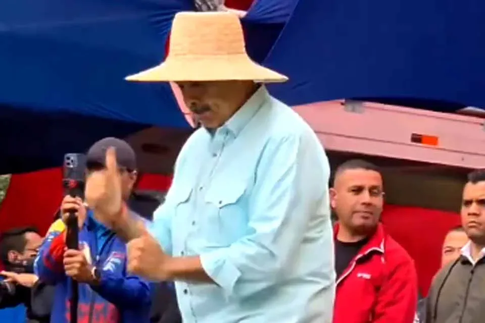 DITADOR VENEZUELANO - Maduro canta “Don’t Worry, Be Happy” em meio a tensão com os EUA