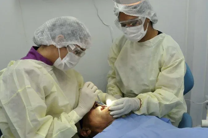 EIXO BOCA-CÉREBRO - Saúde bucal precária eleva risco de Alzheimer