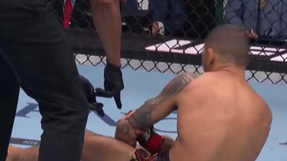 Esporte - VÍDEO: brasileiro Pantoja perde cinturão após grave lesão no braço no UFC 323