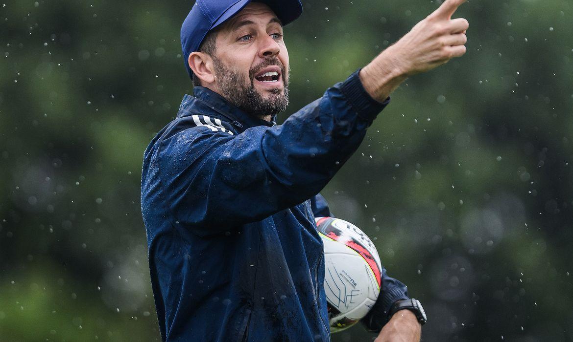 FUTEBOL -  Internacional anuncia a contratação do uruguaio Paulo Pezzolano