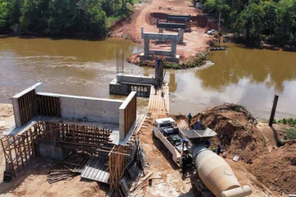 INFRAESTRUTURA - Ponte mista de concreto e aço sobre o Rio Pimenta é construída pelo governo de RO, em Chupinguaia