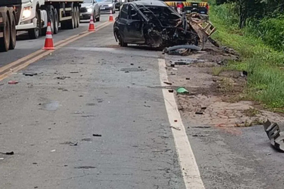 JARU - Carro fica destruído após colisão com caminhão na BR-364