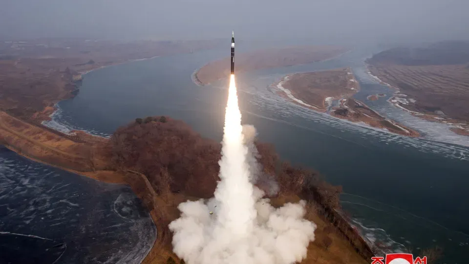 Kim Jong Un quer aumentar produção de mísseis em 2026