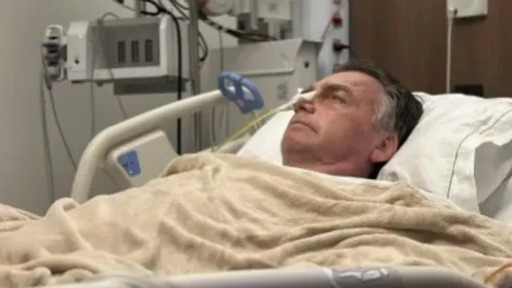 Michelle informa que Bolsonaro passa por nova cirurgia hoje