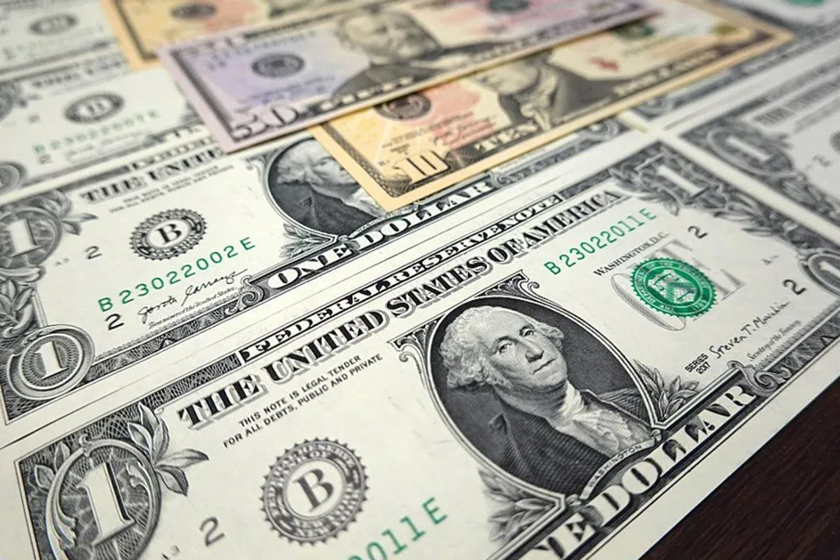 Negócios - Dólar abre em alta com serviços, Haddad e falas de dirigentes do Fed