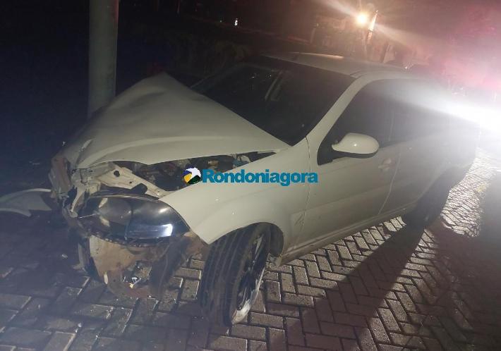 Polícia - Carro invade área de restaurante e motorista abandona veículo em Porto Velho