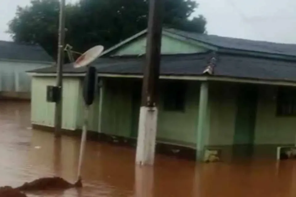 TRANSTORNOS - Após 3 horas de chuvas cidade de Pimenteiras do Oeste sofre alagamentos e enchentes em vários pontos