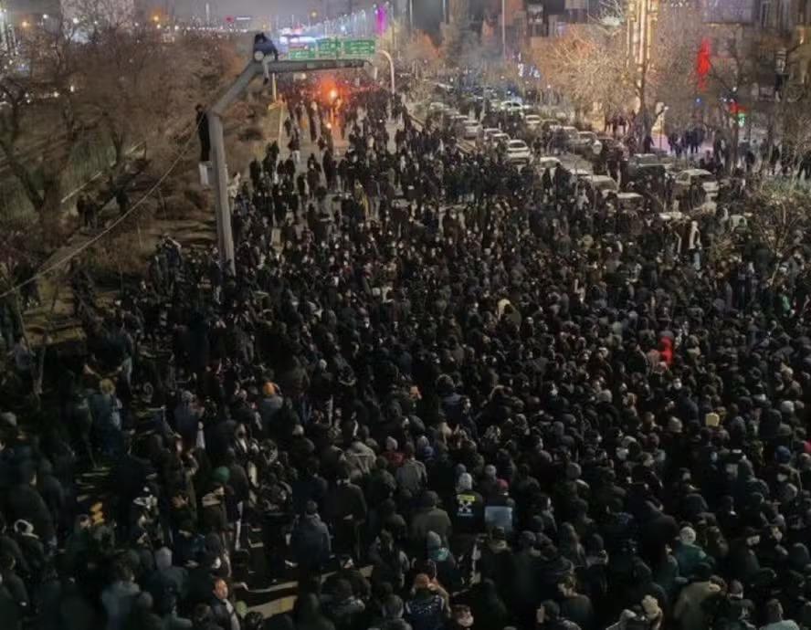2.300 presos - Protestos têm mais de 60 mortos pela ditadura iraniana