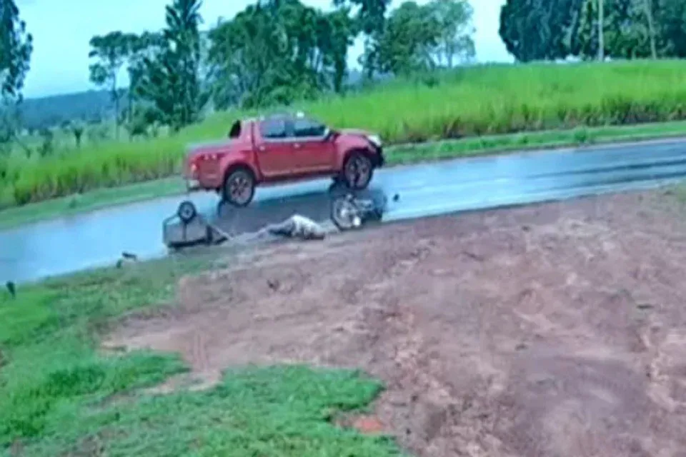 Alvorada do Oeste - Idoso fica ferido após ter moto atingida por caminhonete na BR-429