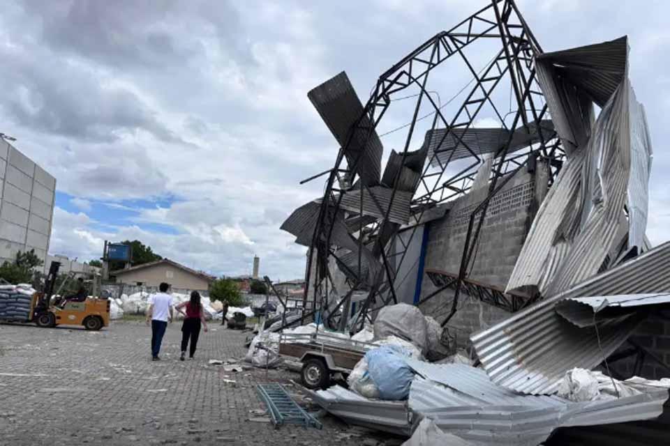DESTRUIÇÃO - Cidade do Paraná é atingida por ventos fortes de até 180 km/h