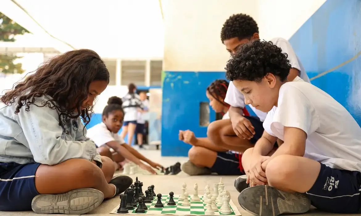 Educação - MEC fará pesquisa sobre impacto da restrição de celular nas escolas
