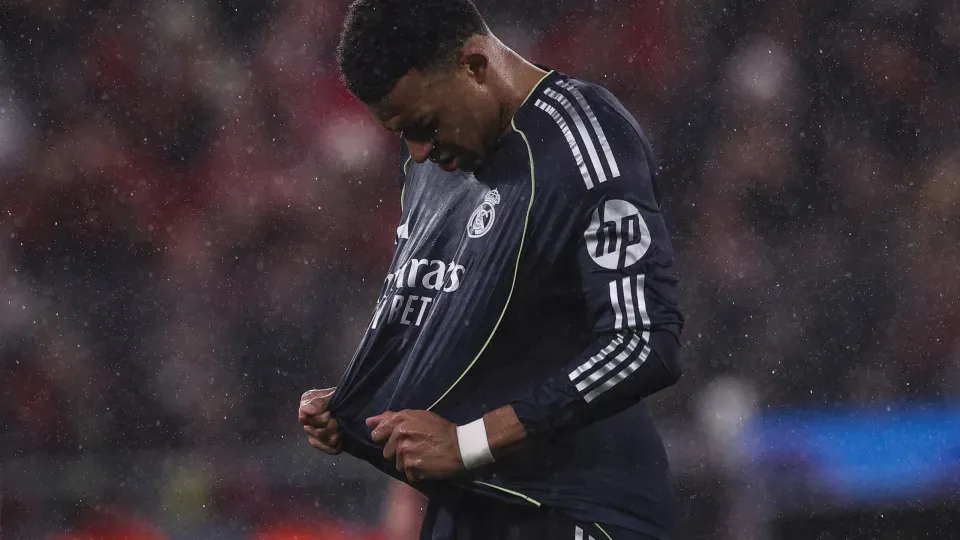 Mbappé dá murro na mesa após derrota contra Benfica: 