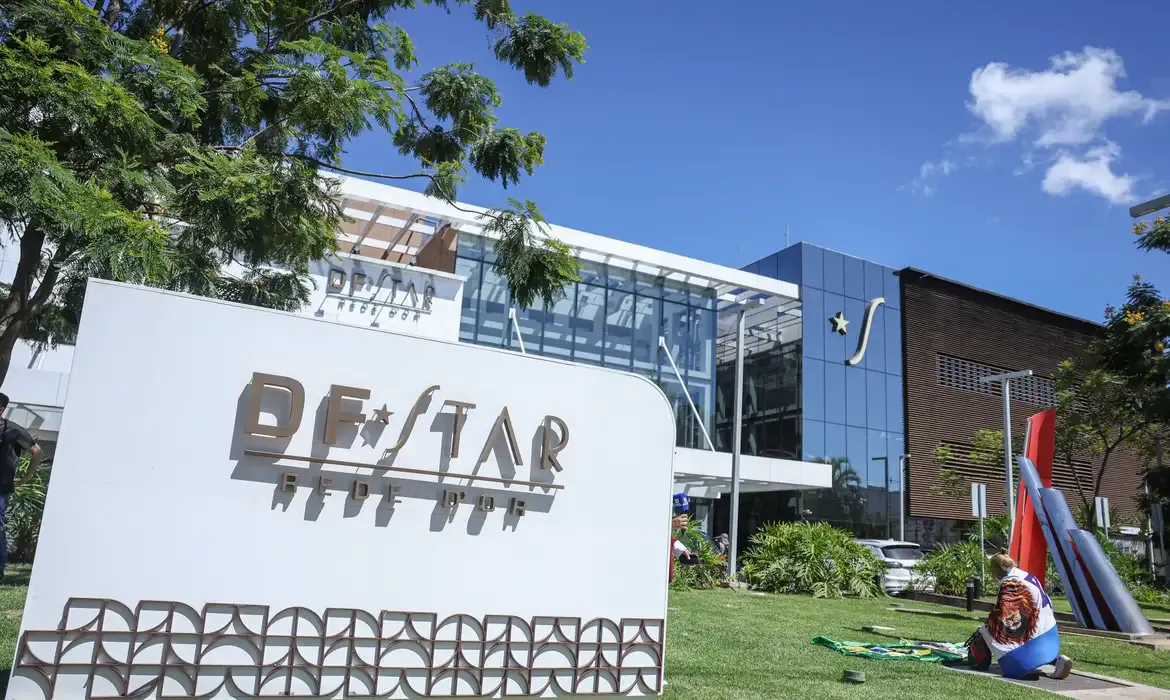 Política - Bolsonaro recebe alta hospitalar e volta a cumprir pena na PF