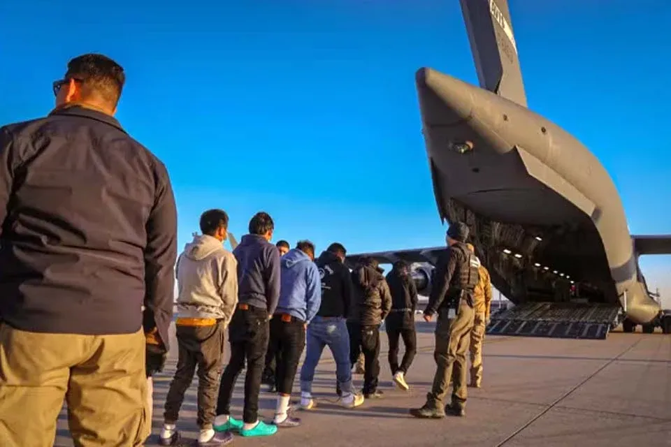 POLÍTICA MIGRATÓRIA - Mais 124 brasileiros repatriados dos EUA chegam ao Brasil