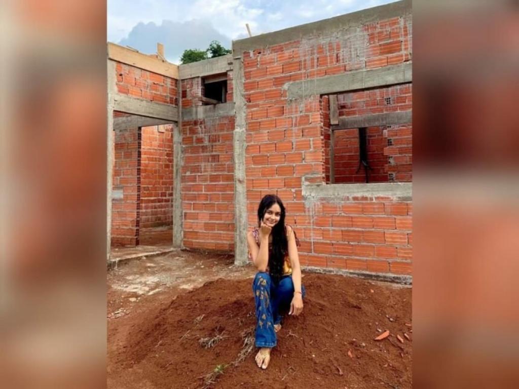 VIDA SIMPLES-  Jovem chamada de 'pobre' por morar em casa de madeira mostra obra da nova residência em alvenaria em ROES -