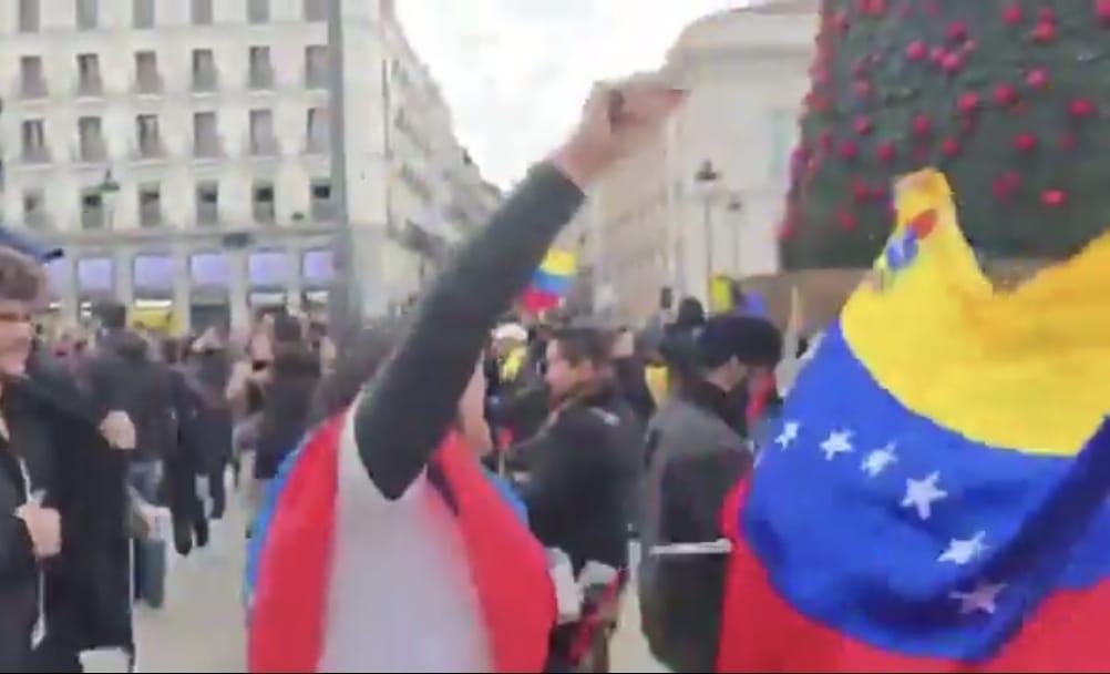 VIDEOS - Carrasco venezuelano - Venezuelanos comemoram queda do narcoditador